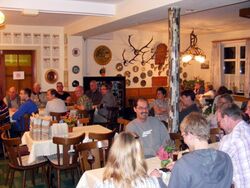 geselliges Zusammensitzen beim Ostereierschießen