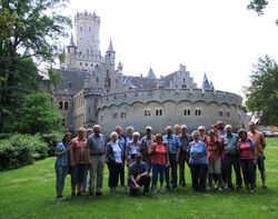 vor Schloss Marienburg vor Schloss Marienburg